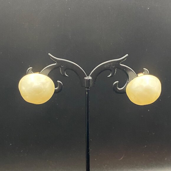 Signed Richelieu Vintage Pearlized Dome Clip On Earrings Gold Tone Mid Century - Picture 2 of 10